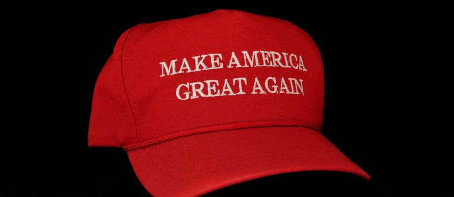 Rote Schildmütze mit dem Aufdruck "Make Amerika Great Again"