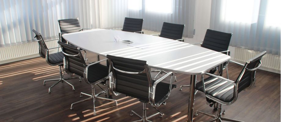 Konferenzraum mit Tisch und Stühlen