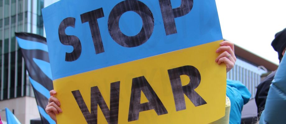 Schild mit der Aufschrift "STOP WAR"
