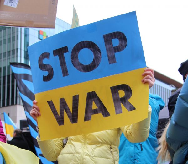 Schild mit der Aufschrift "STOP WAR"